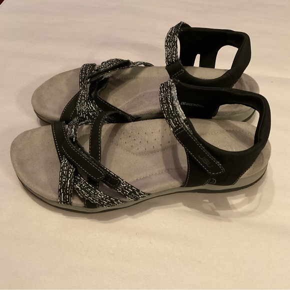 JBU by Jambu women’s Sonia flat sandal. Size 8. Black and White - Picture 2 of 8